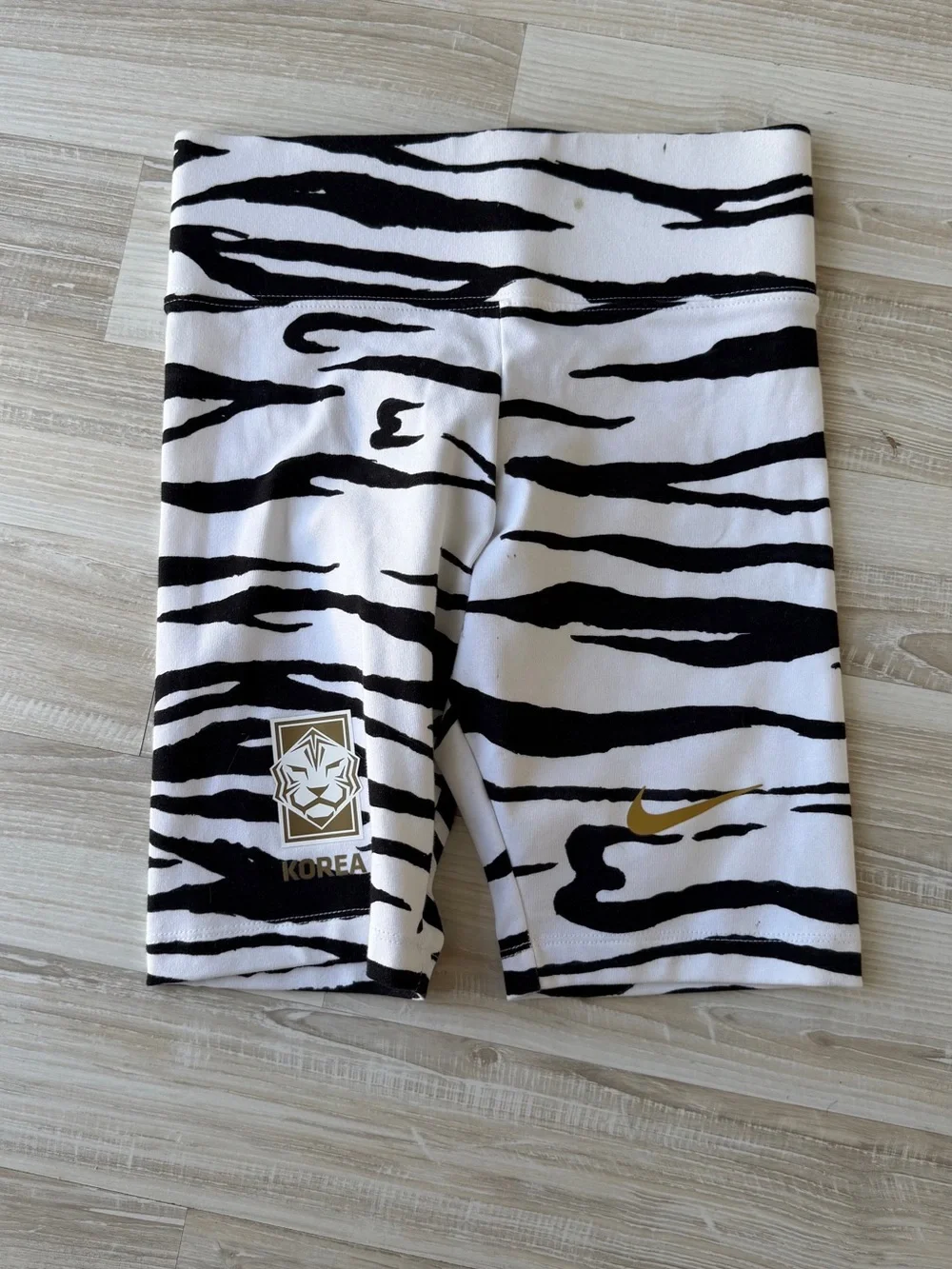 Nike Medium Black & White Zebra-Print Pullover and XS High-Rise Shorts Set